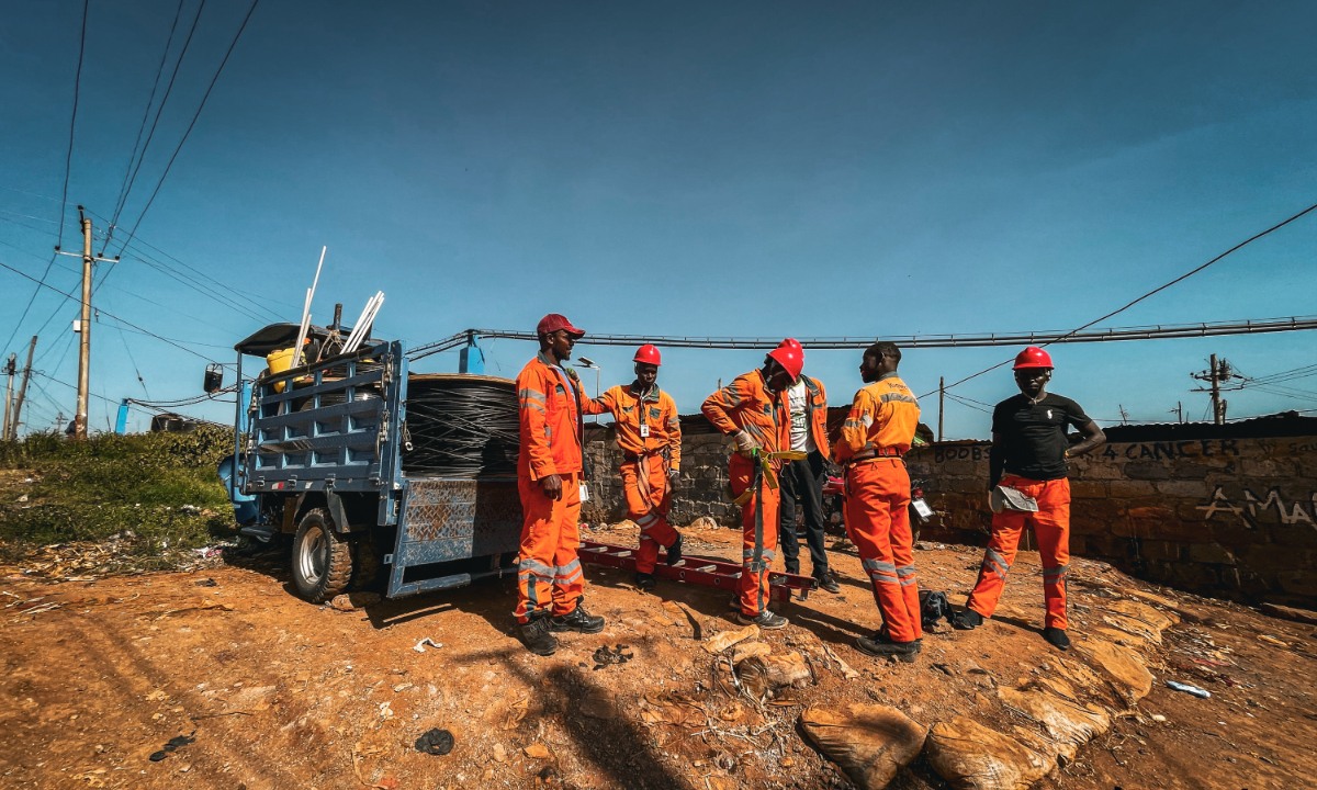 The<strong></strong> employees of Ahadi Corporation, a Chinese-owned internet services company in Nairobi, the capital city of Kenya, are installing wireless broadband network equipment. Photo: courtesy of Ahadi Corporation.