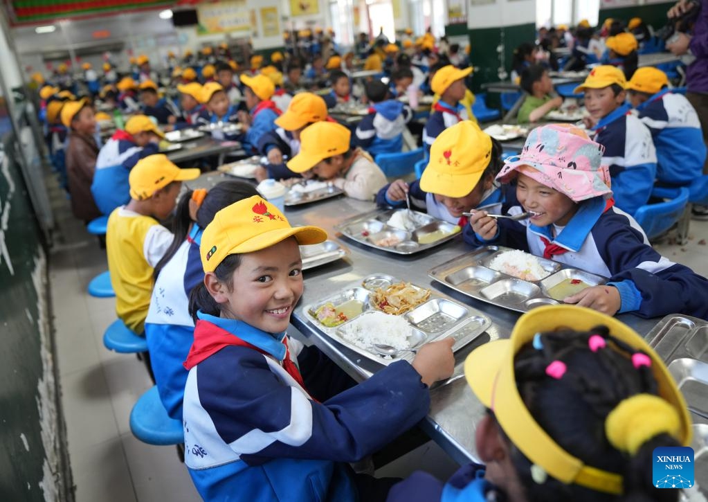 Students have meals at the canteen of the Central Primary School in Nyangpo Township, Gongbo'Gyamda County, Nyingchi City, southwest China's Xizang Autonomous Region, Sept. 3, 2024. Located at an altitude of nearly 4,000 meters, the primary school faced severe challenges when it was established in 1994, with poor teaching facilities and surging teacher turnover. (Photo: Xinhua)