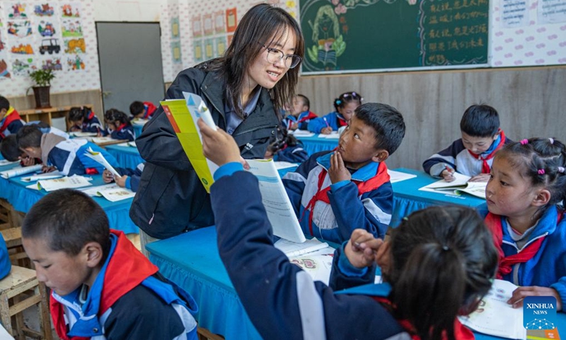 A volunteer teacher from Lingnan Normal University in Guangdong gives a lesson at the Central Primary School in Nyangpo Township, Gongbo'Gyamda County, Nyingchi City, southwest China's Xizang Autonomous Region, Sept. 3, 2024. (Photo: Xinhua)