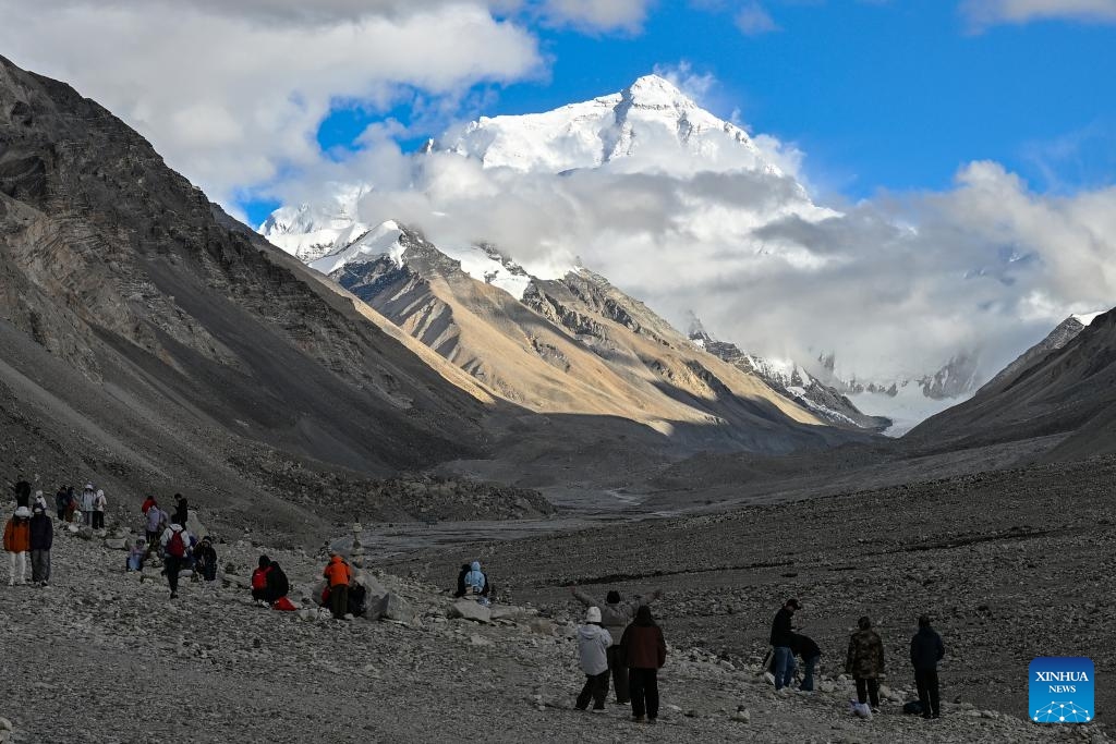 Tourists enjoy the scenery of Mount Qomolangma at the Mount Qomolangma base camp in Tingri County of Xigaze City in southwest China's Xizang Autonomous Region, Sept. 4, 2024. (Photo: Xinhua)