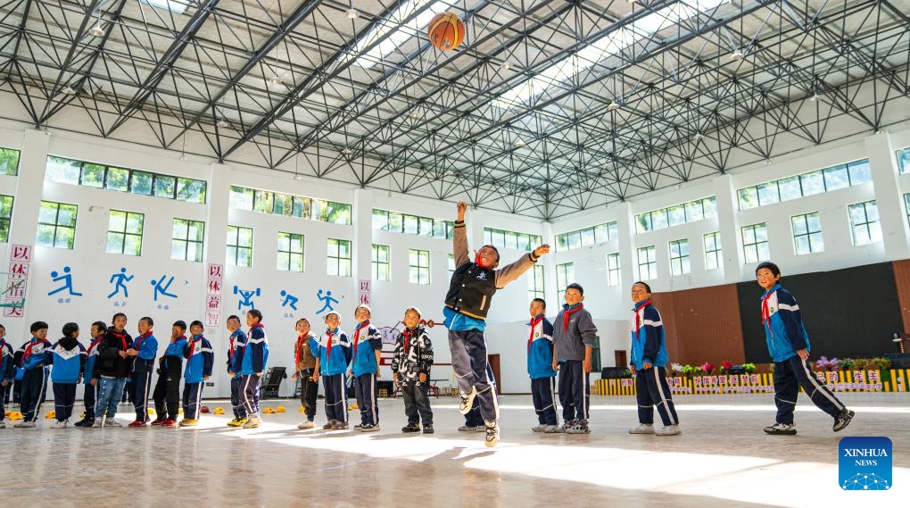 Students have a PE class at the Central Primary School in Nyangpo Township, Gongbo'Gyamda County, Nyingchi City, southwest China's Xizang Autonomous Region, Sept. 4, 2024. (Photo: Xinhua)