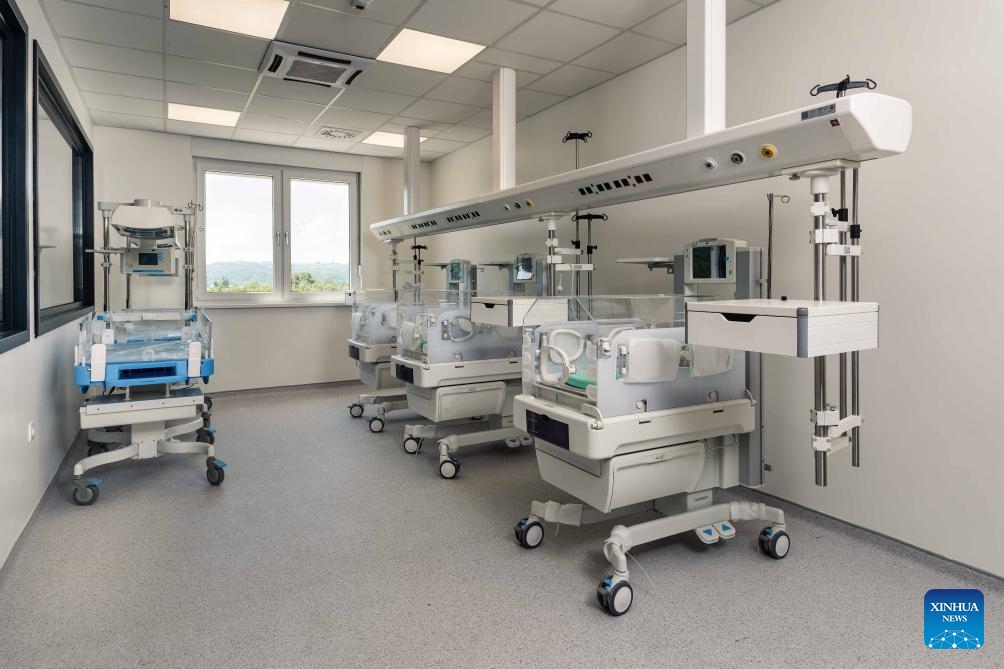 This photo taken on May 23, 2024 shows the pediatric ICU ward of the hospital Sveti Apostol Luka in Doboj, Bosnia and Herzegovina (BiH). A new joint-venture hospital with Chinese investment opened on Sept. 4 in Doboj, a city in northern BiH. The hospital, named Sveti Apostol Luka, spans 28,000 square meters and offers 450 beds. It is expected to serve 330,000 people in Doboj and its surrounding areas. (Photo: Xinhua)