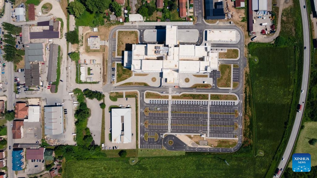 An aerial drone photo taken on May 23, 2024 shows a view of the hospital Sveti Apostol Luka in Doboj, Bosnia and Herzegovina (BiH). A new joint-venture hospital with Chinese investment opened on Sept. 4 in Doboj, a city in northern BiH. The hospital, named Sveti Apostol Luka, spans 28,000 square meters and offers 450 beds. It is expected to serve 330,000 people in Doboj and its surrounding areas. (Photo: Xinhua)