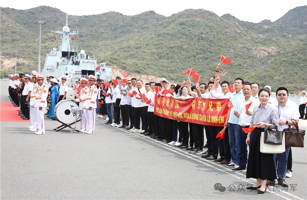 A welcome ceremony is <strong></strong>held as a Chinese naval fleet made a technical stop at Cam Ranh Port on September 6, 2024. Photo: PLA Navy