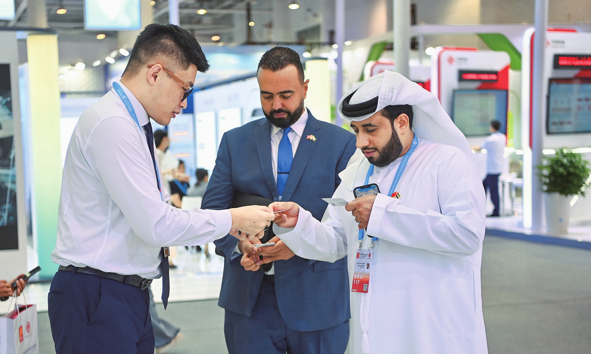 Two foreign businesspeople exchange business cards with their Chinese counterpart at the 24th China International Fair for Investment & Trade (CIFIT) on September 8, 2024. The CIFIT, which is being held from September 8 to 11 in Xiamen, East China's Fujian Province, has attracted companies from 119 countries and regions, with Belt and Road partner countries accounting for about 80 percent of the total. Photo: VCG