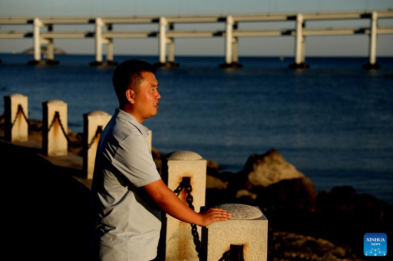 Wang Zhen strolls along the seaside in Dalian, northeast China's Liaoning Province, Sept. 6, 2024. Photo: Xinhua