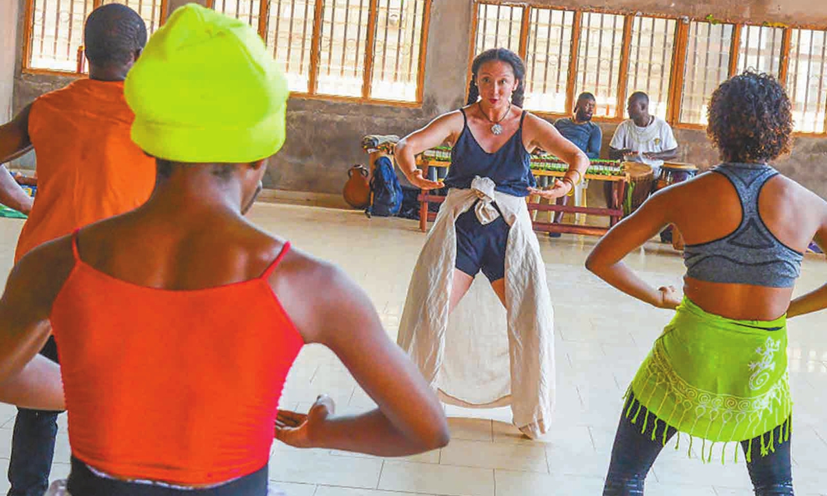 Jiang Keyu (center) instructs African dancers in Cameroon. Photos: Courtesy of Jiang Keyu