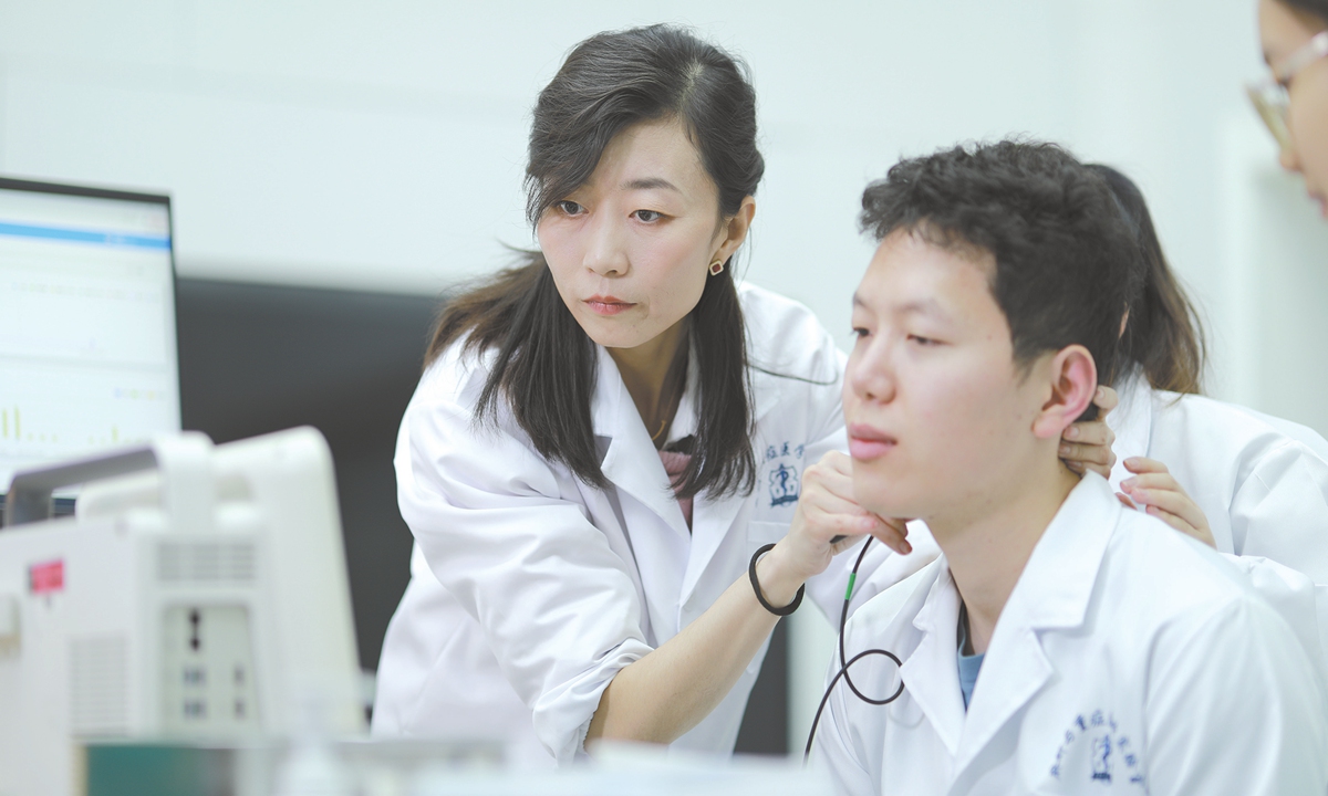 Liu Xiuyun (left) carries out scientific research and teaching work in the laboratory. Photo: Courtesy of Tianjin University