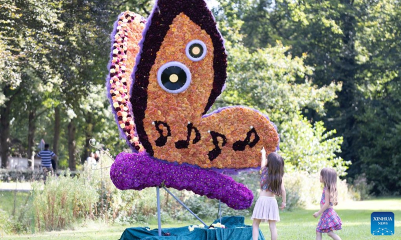 Children view a butterfly-shaped decoration made of dahlias at the garden of Keukenhof Castle during the Keukenhof Dahlia Days event in Lisse, the Netherlands, Sept. 7, 2024. The annual event is held here from Sept 6 to 8. Photo: Xinhua