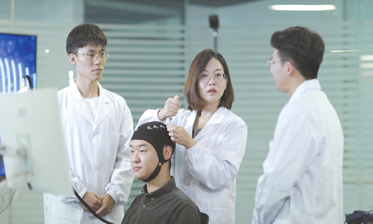 Liu Shuang (right) guides the affective brain-computer interface experiment. Photo: Courtesy of Tianjin University