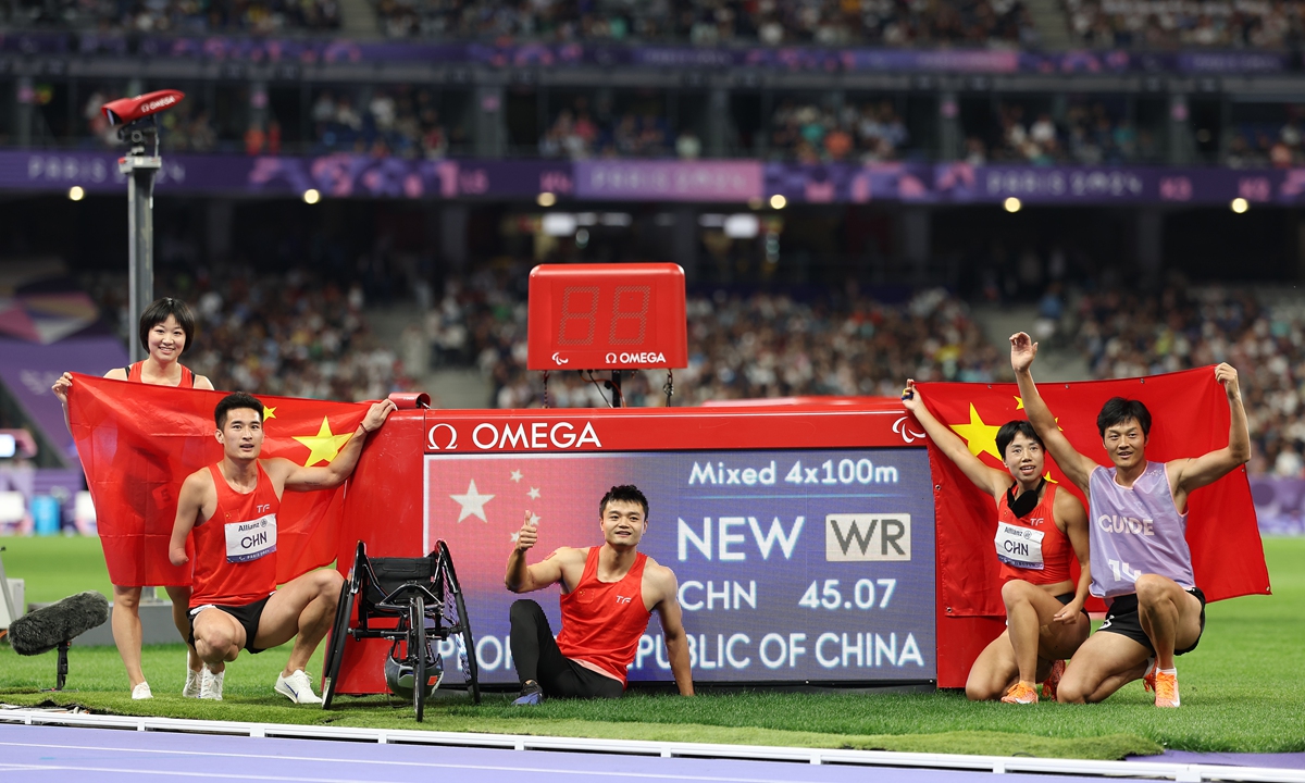 Chinese athletes pose for a photo after winning gold in the 4x100m universal relay at the Paris <strong></strong>Paralympics on September 6, 2024. Photo: VCG