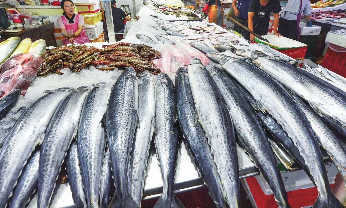 A wide variety of fish and shrimps are displayed at a seafood market in Qingdao, East China's Shandong Province on September 9, 2024, ahead of the Mid-Autumn Festival, which falls on September 17 this year. Seafood sales are peaking as the festival approaches. Photo: cnsphoto