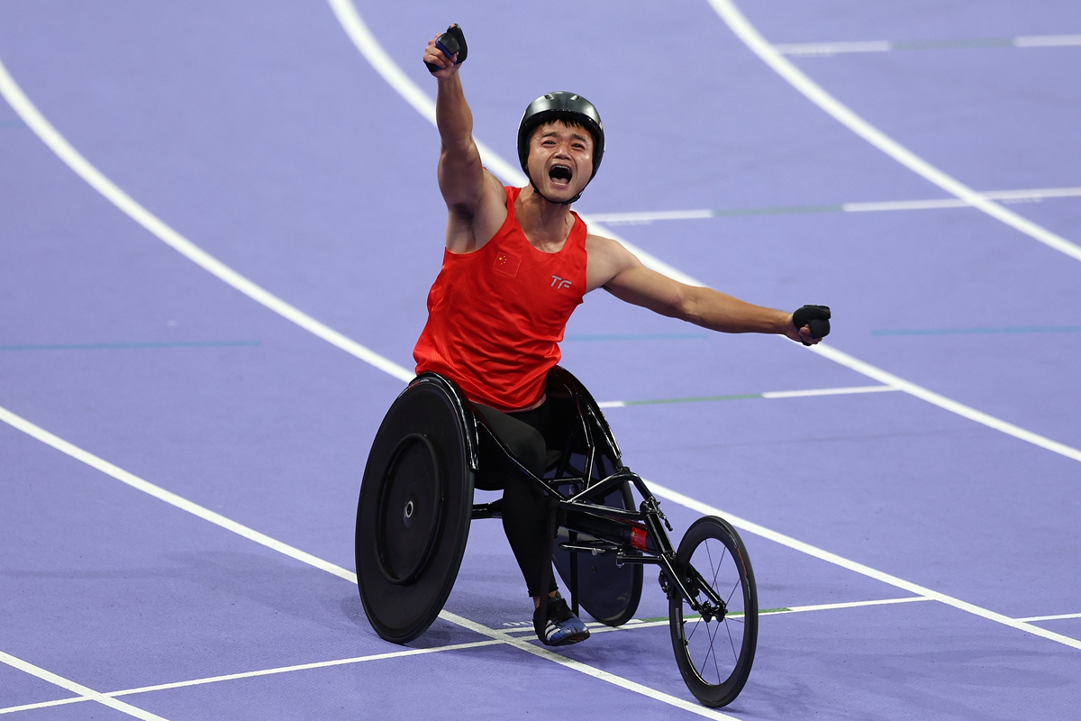 Hu Yang celebrates after winning gold with teammates in the 4x100m universal relay at the Paris Paralympics on September 6, 2024. Photo: VCG