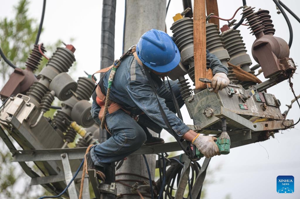 A staff member from a local power company repairs electrical facilities in Chengmai County, south China's Hainan Province, Sept. 9, 2024. Emergency response workers are busy fixing power supply facilities in Chengmai after Super Typhoon Yagi, the strongest autumn typhoon to land in China since 1949, hit Hainan on Friday. (Photo: Xinhua)