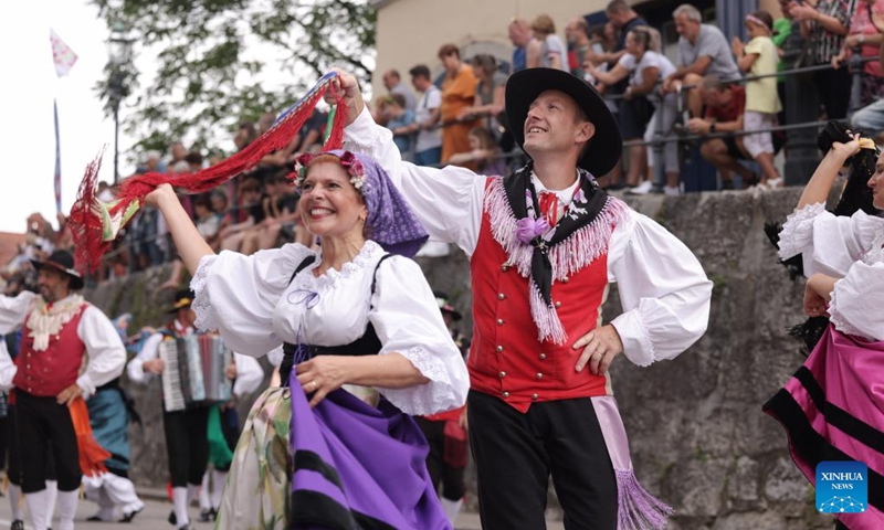 People wearing Italian traditional costumes dance during the parade of the 51st National Costumes and Clothing Heritage Day in Kamnik, Slovenia, Sept. 8, 2024. The 51st National Costumes and Clothing Heritage Day ended Sunday in Kamnik with a traditional parade, during which about 2,000 participants dressed in national costumes walking through the center of Kamnik. (Photo: Xinhua)