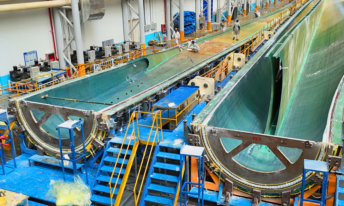 Staffers work on large-megawatt wind power blade production lines in a factory in Lianyungang, East China's Jiangsu Province on September 11, 2024. Factories have stepped up production of such equipment to ensure sufficient supply for efforts to develop large-scale offshore wind facilities. Photo: cnsphoto