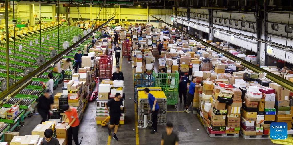 Postal workers process parcels for door-to-door delivery service ahead of Chuseok at an East Seoul Post Logistics center of the Korea Post in Seoul, South Korea, Sept, 10. 2024. Chuseok is the autumn harvest celebration of the lunar calendar and is one of Korea's major traditional holidays, which falls on Sept. 17 this year. (Photo: Xinhua)