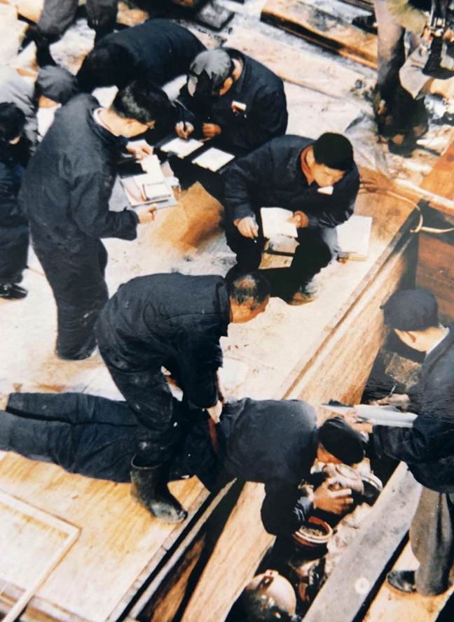 Archaeologists take out relics from the Mawangdui site in 1972. Photo: Courtesy of CITIC Publishing Group