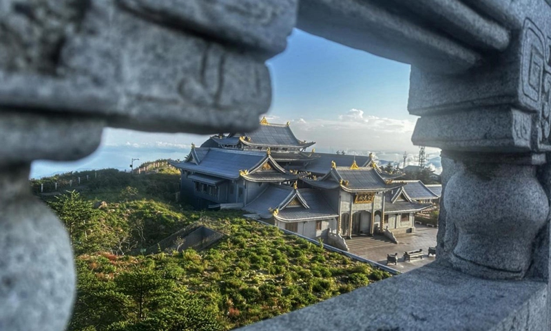 Photo shows the Huazang Temple, located atop Mount Emei, in southwest China's Sichuan Province. (People's Daily Overseas Edition/Huang Jingwei)