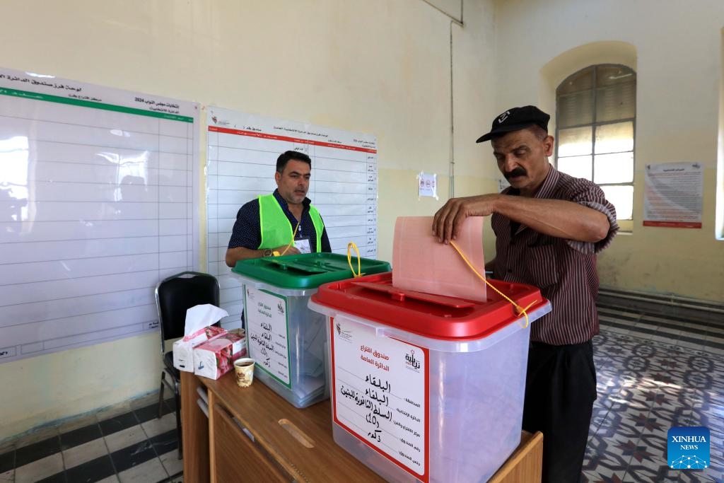 A voter casts his ballot at a polling station in Amman, Jordan, Sept. 10, 2024. Voting in Jordan's first parliamentary elections under a new electoral law designed to improve representation came to an end with a turnout of 32.1 percent, the country's Independent Election Commission said Tuesday. (Photo: Xinhua)