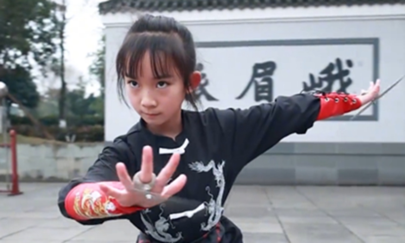 A young practitioner of Emei martial arts displays martial arts equipment. (File photo)