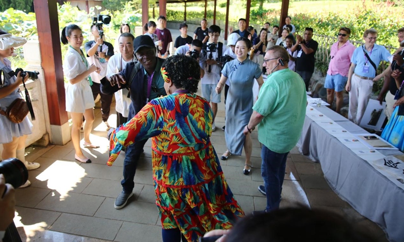 Lilon Bongmatur from Vanuatu Broadcasting & Television Corporation, Vanuatu, invites everyone to perform a traditional dance from Vanuatu. (Photo/Liu Xiaoli)