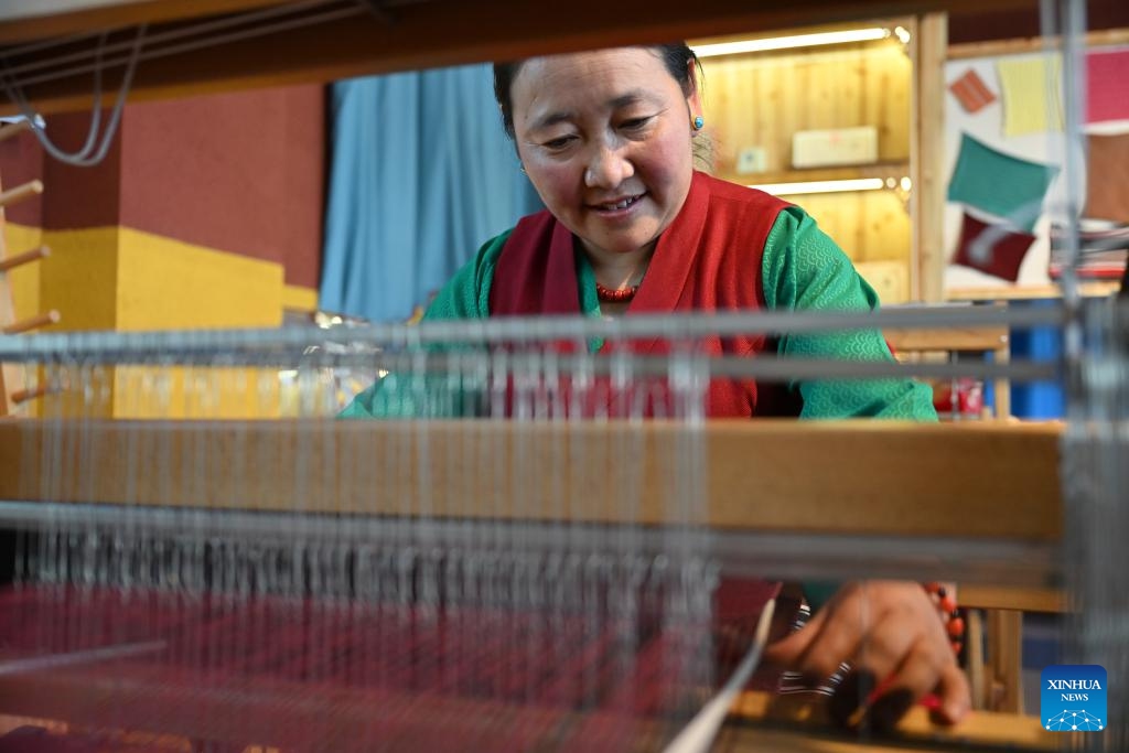 A craftswoman uses a new machine to wave pulu, a kind of Tibetan woolen fabric, at a workshop in Gyangze County, southwest China's Xizang Autonomous Region, Sept. 3, 2024. Pulu is a traditional woolen fabric and the primary material Tibetans use to make clothes. With the support of a paired-up assistance program, the pulu weaving industry in Gyangze County has been revitalized. (Photo: Xinhua)