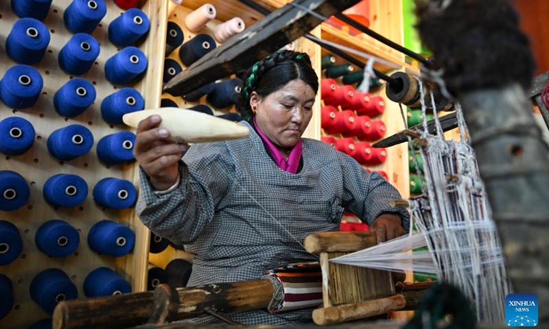 A Tibetan villager uses a traditional machine to wave pulu, a kind of Tibetan woolen fabric, at a workshop in Gyangze County, southwest China's Xizang Autonomous Region, Sept. 3, 2024. Pulu is a traditional woolen fabric and the primary material Tibetans use to make clothes. With the support of a paired-up assistance program, the pulu weaving industry in Gyangze County has been revitalized. (Photo: Xinhua)