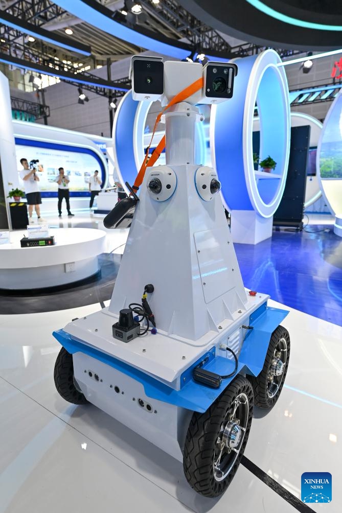 A mine patrol robot is on display at China (Taiyuan) International Energy Industry Expo 2024 in Taiyuan, north China's Shanxi Province, Sept. 11, 2024. The expo, which features special exhibition areas like wind power and photovoltaics, new energy storage, new energy vehicle and etc., is designed to demonstrate new technologies and products in the energy field. (Photo: Xinhua)