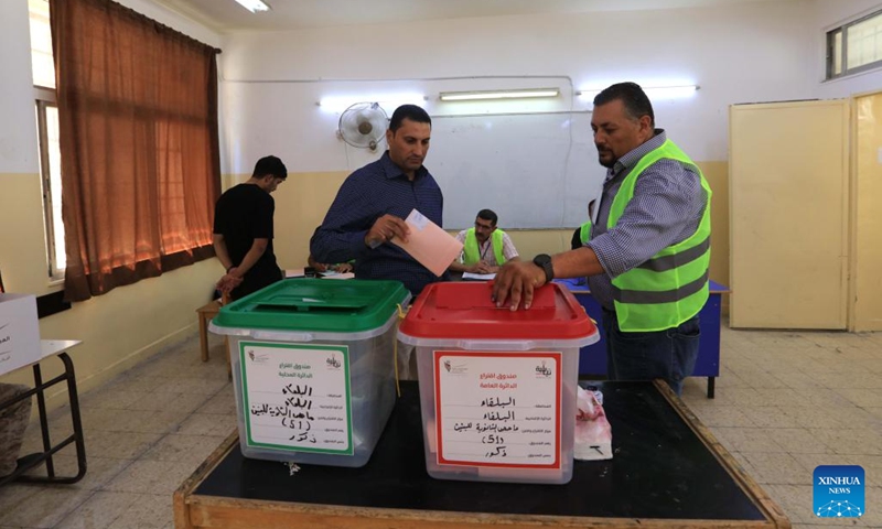 A voter casts his ballot at a polling station in Amman, Jordan, Sept. 10, 2024. Voting in Jordan's first parliamentary elections under a new electoral law designed to improve representation came to an end with a turnout of 32.1 percent, the country's Independent Election Commission said Tuesday. (Photo: Xinhua)