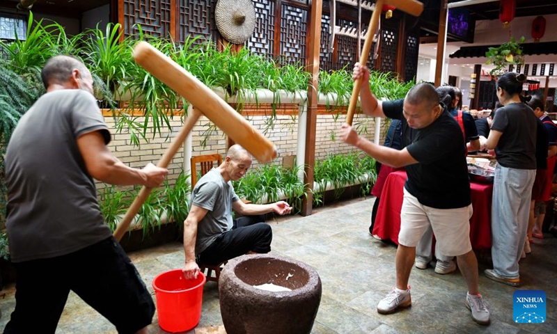 People experience making Ciba, a traditional glutinous rice cake, in Wuyi County, east China's Zhejiang Province, Sept. 15, 2024. The Mid-Autumn Festival is one of China's most important traditional holidays. Taking place annually on the 15th day of the eighth month in the Chinese lunar calendar, it will be observed on Sept. 17 this year. (Photo: Xinhua)