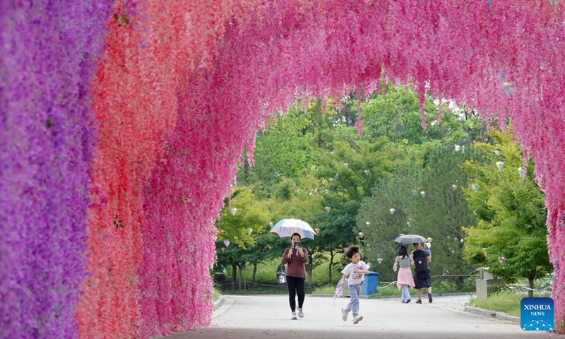 People visit Yantai botanical garden in Yantai, east China's Shandong Province, Sept. 15, 2024. The Mid-Autumn Festival is one of China's most important traditional holidays. Taking place annually on the 15th day of the eighth month in the Chinese lunar calendar, it will be observed on Sept. 17 this year. (Photo: Xinhua)