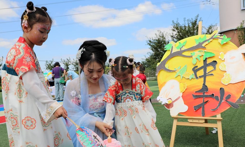 A mother and kids make lacquer fans at a cultural event in a kindergarten in Boxing County, east China's Shandong Province, Sept. 15, 2024. The Mid-Autumn Festival is one of China's most important traditional holidays. Taking place annually on the 15th day of the eighth month in the Chinese lunar calendar, it will be observed on Sept. 17 this year. (Photo: Xinhua)