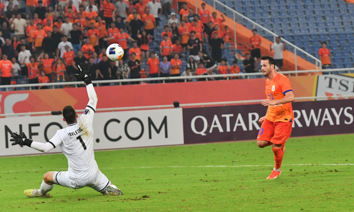 Shandong Taishan midfielder Valeri Qazaishvili (right) scores against Central Coast Mariners of Australia during their AFC Champions League Elite League Stage first-round match in Jinan, East China's Shandong Province on September 17, 2024. The Chinese team won 3-1.  Photo: VCG