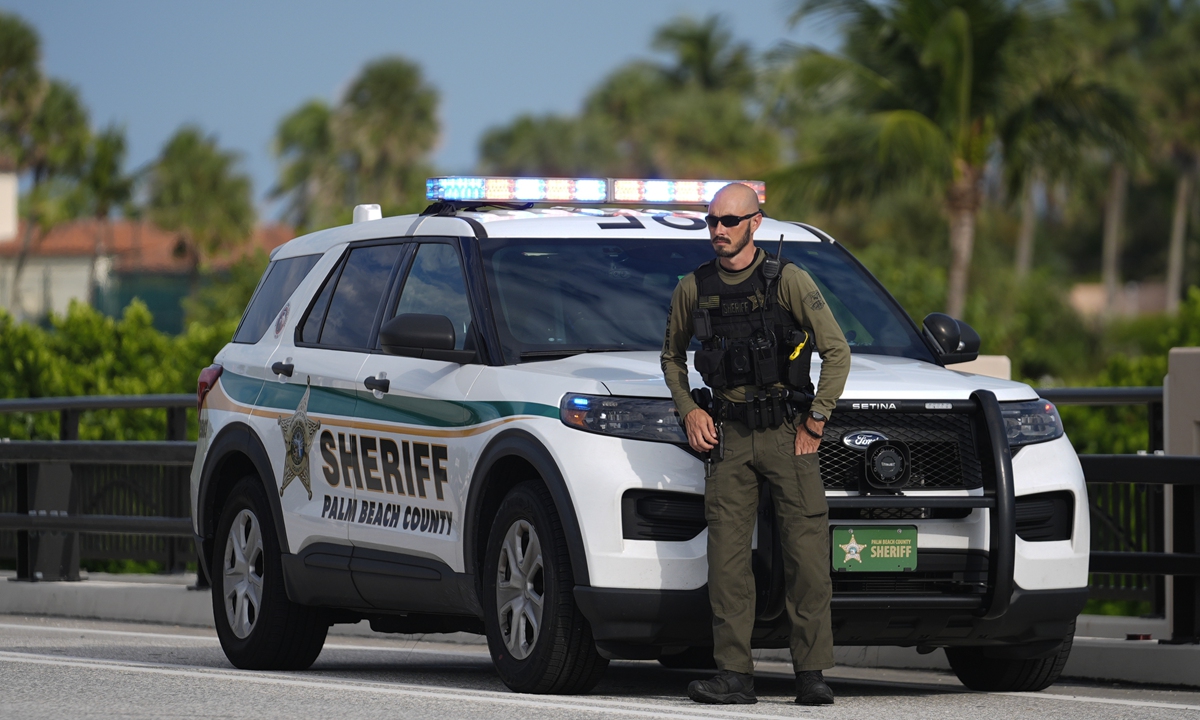 Police stand watch along a road leading to the Mar-a-Lago estate of Republican presidential nominee and US former president Donald Trump, one day after an apparent assassination attempt on September 16, 2024. Photo: VCG