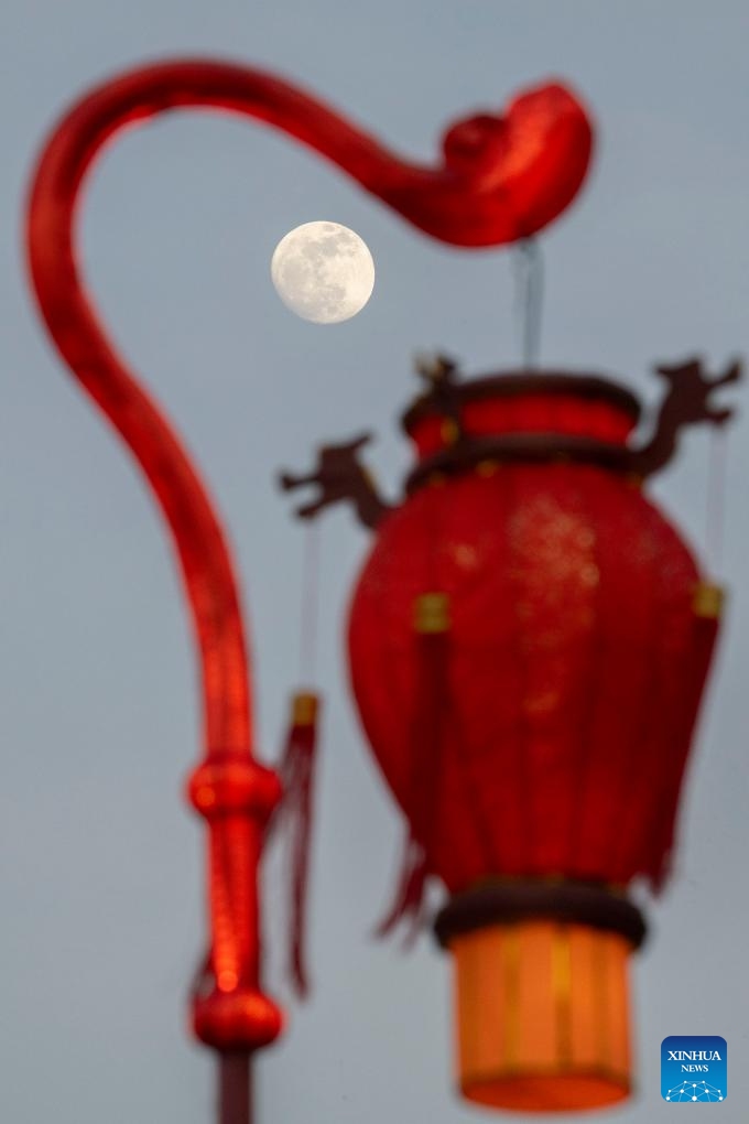 The moon and a lantern is seen during the Lights by the Lake event held to celebrate the Mid-Autumn Festival in Singapore on Sept. 16, 2024. (Photo: Xinhua)