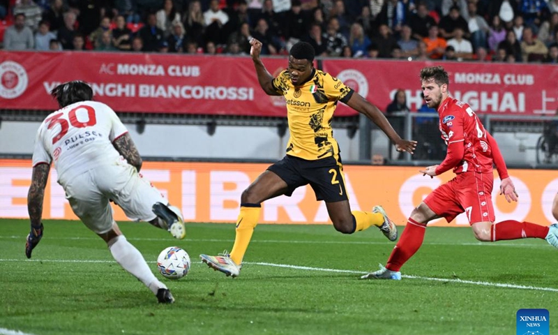 Inter Milan's Denzel Dumfries (C) scores his goal during the Italian Serie A football match between Monza and Inter Milan in Monza, Italy, Sept. 15, 2024. (Photo: Xinhua)