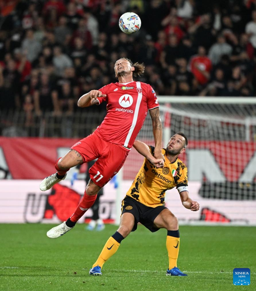 Inter Milan's Stefan De Vrij (R) vies with Monza's Milan Djuric during the Italian Serie A football match between Monza and Inter Milan in Monza, Italy, Sept. 15, 2024. (Photo: Xinhua)