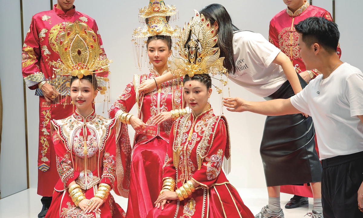 Models display gold jewelry at the ongoing Shenzhen International Jewelry Fair in Shenzhen, South China's Guangdong Province on September 16, 2024. With an area of 41,000 square meters and approximately 1,500 booths, the fair has attracted more than 30,000 professional buyers from 15 countries and regions around the world. Photo: cnsphoto