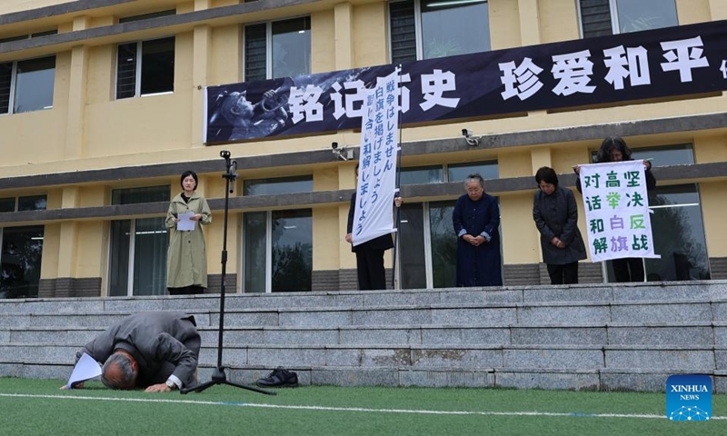 Kuroi Akio, descendant of WWII Japanese invader Kuroi Keijirou, removes his shoes and socks and kneels down to kowtow before the Chinese people in Gongzhuling, northeast China's Jilin Province, Sept. 14, 2024. (Photo: Xinhua)