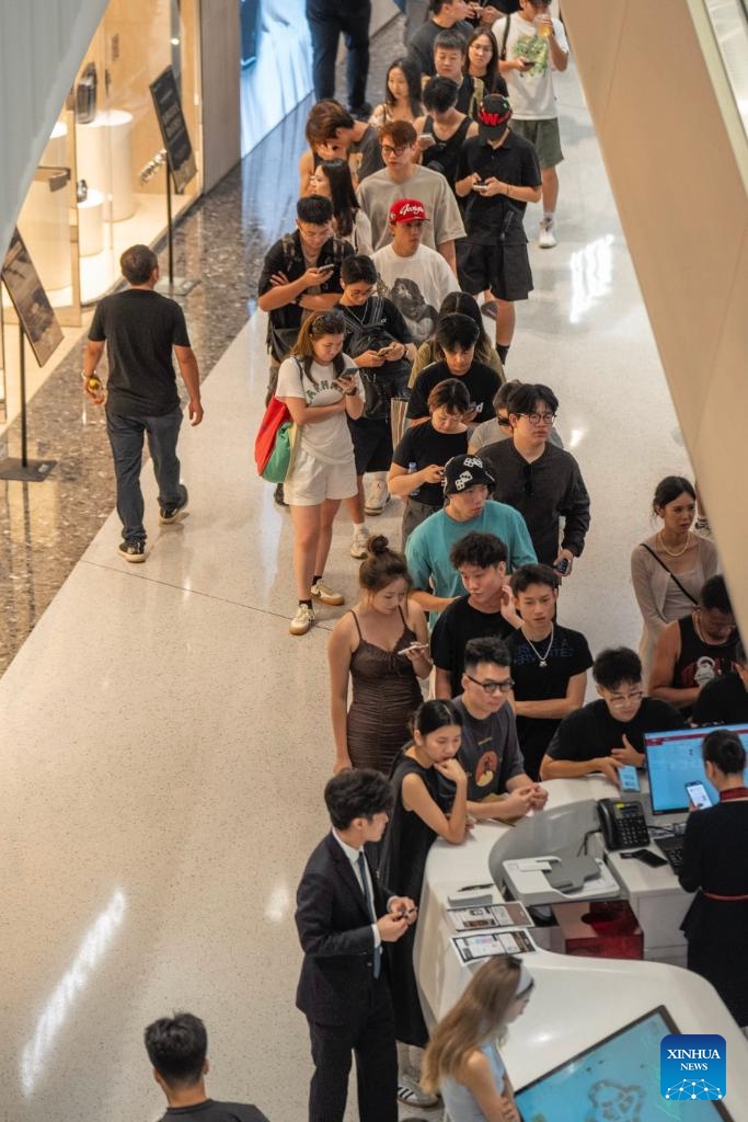 Fans of American rapper Kanye West line up for fans treat at Haikou International Duty-Free Shopping Complex in Haikou, capital of south China's Hainan Province, Sept. 15, 2024. (Photo: Xinhua)