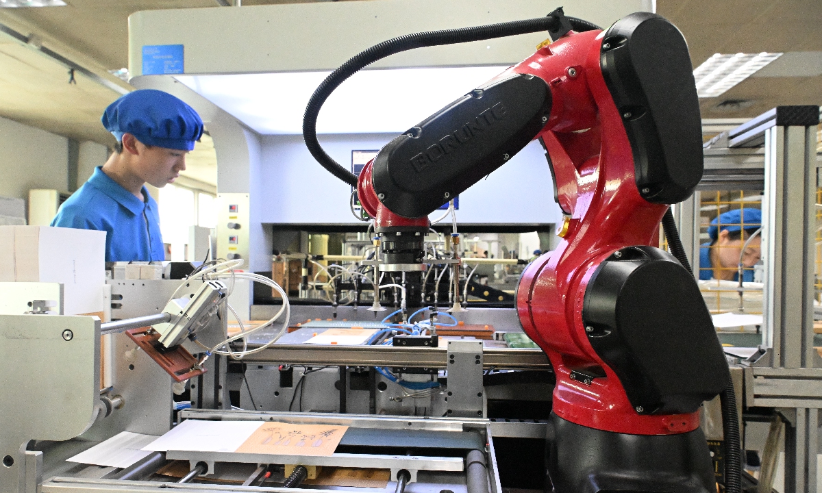 Workers at a printing factory in Suzhou, East China's Jiangsu Province produce and package greeting cards on September 18, 2024 to fill export orders from Europe and the US.
According to the General Administration of Customs, China's exports of manufactured products totaled 15.7 trillion yuan ($2.2 trillion) in the first eight months of 2024, up 7.2 percent year-on-year.  