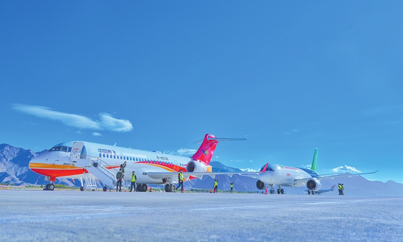 A C919 aircraft (right) lands at Gonggar Airport in Lhasa, Southwest China's Xizang Autonomous Region, after a flight of two hours and eight minutes from Chengdu, Southwest China's Sichuan Province on September 19, 2024. This is the first time a C919 flew to Lhasa, where it met with the ARJ21 airplane. Photo: VCG