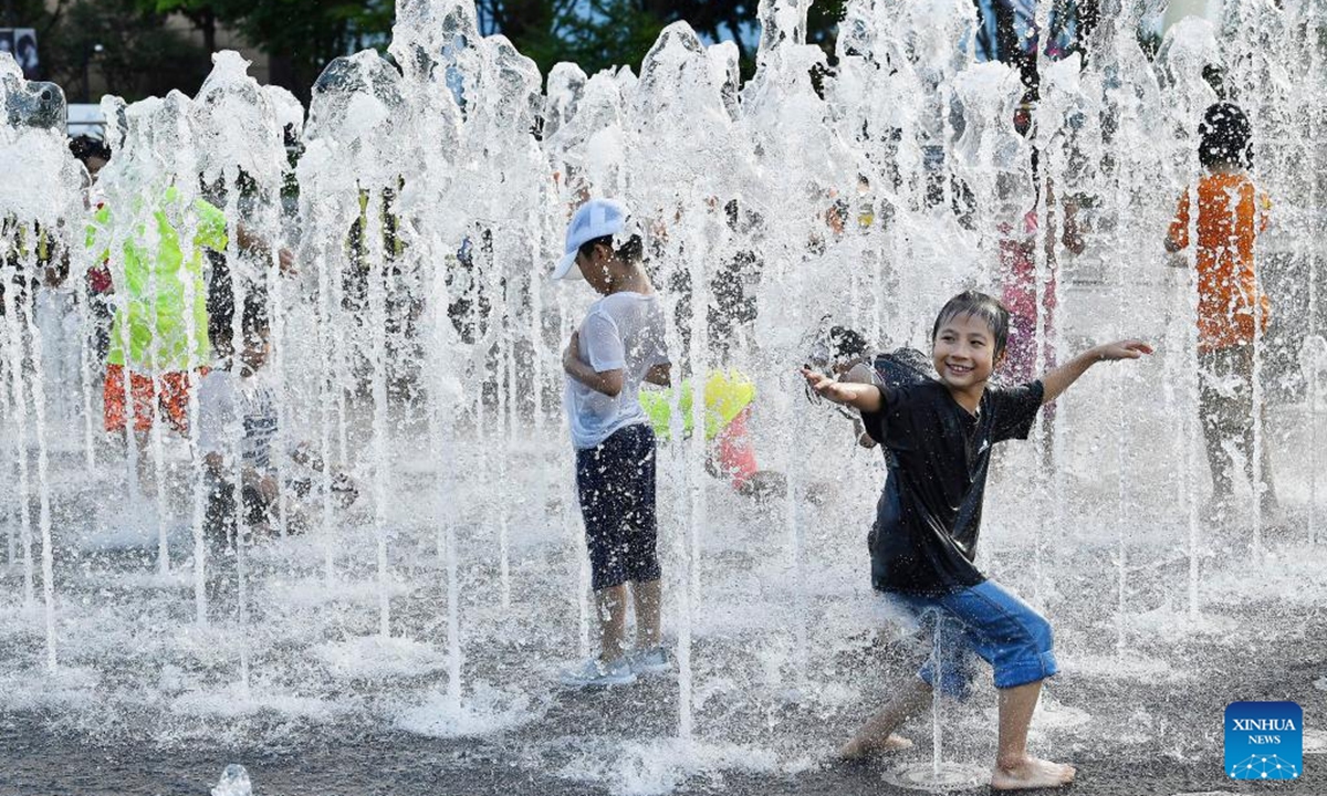 Children cool off by a fountain in Gwanghwamun during the last day of the Chuseok holidays in Seoul, South Korea, Sept. 18, 2024. (Photo: Xinhua)