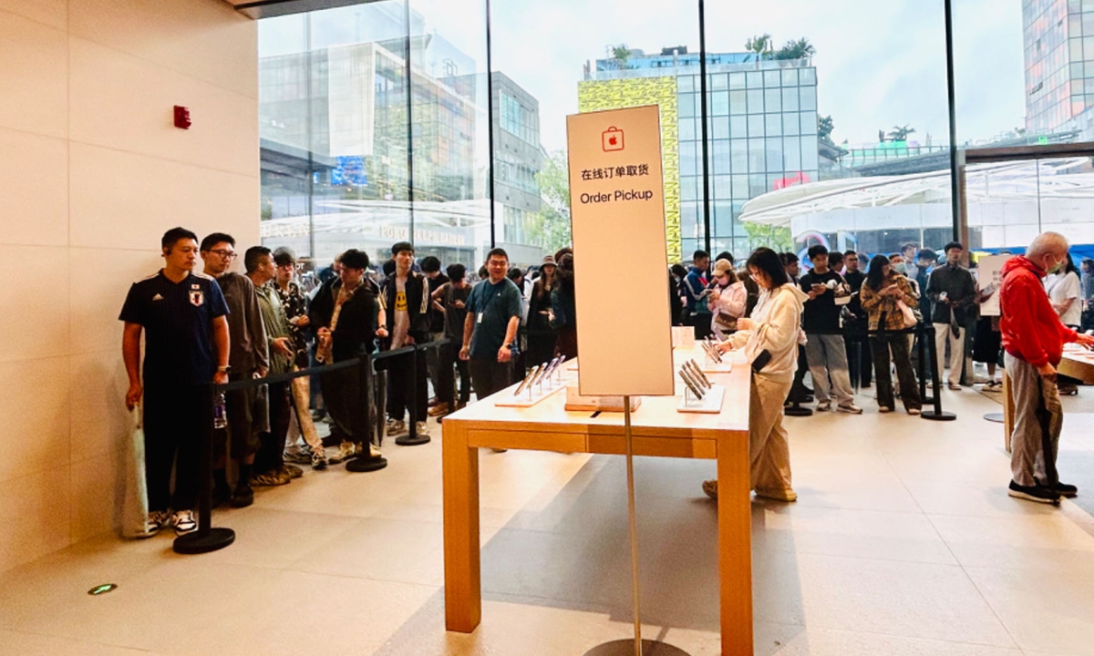 Apple's latest flagship smartphone, the iPhone 16 series, hits the shelves at major retail outlets across China on September 20, 2024. At its bustling Sanlitun flagship store in Beijing, the first batch of customers who had made online reservations line up indoors and outdoors to collect their devices. Photo: Ma Tong/GT