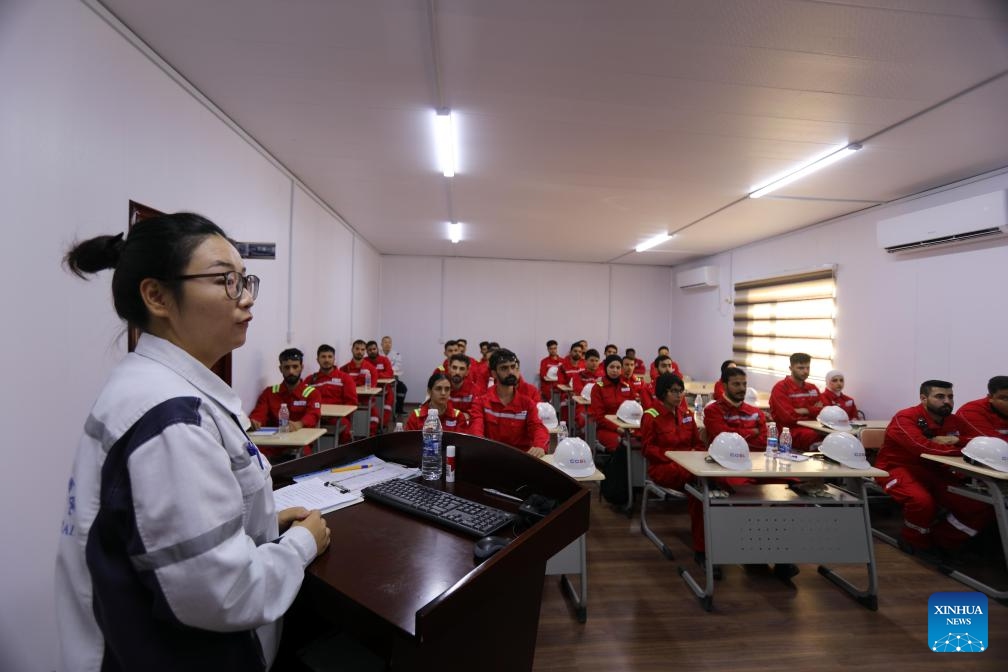 A medical staff member conducts first aid training at the Regional Health Service Center of Maysan Oilfield, Maysan, Iraq, Sept. 12, 2024. Invested and built by China Oilfield Services Limited Iraq Branch, the Regional Health Service Center of Maysan Oilfield in Iraq was officially put into operation in 2023. In order to ensure the safety of Iraqi and Chinese workers, the center has carried out emergency rescue training for about 800 people so far. (Photo: Xinhua)