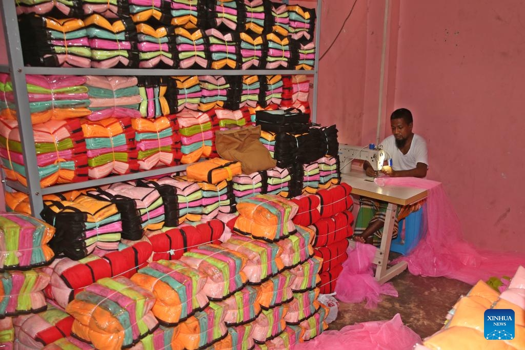 A worker makes mosquito nets at a market in Dhaka, Bangladesh, Sept. 18, 2024. The June-September monsoon period is the peak season for dengue fever in Bangladesh, a high-risk country prone to the mosquito-borne disease. Amidst the outbreak of dengue fever, the demand for mosquito nets has surged dramatically. (Photo: Xinhua)