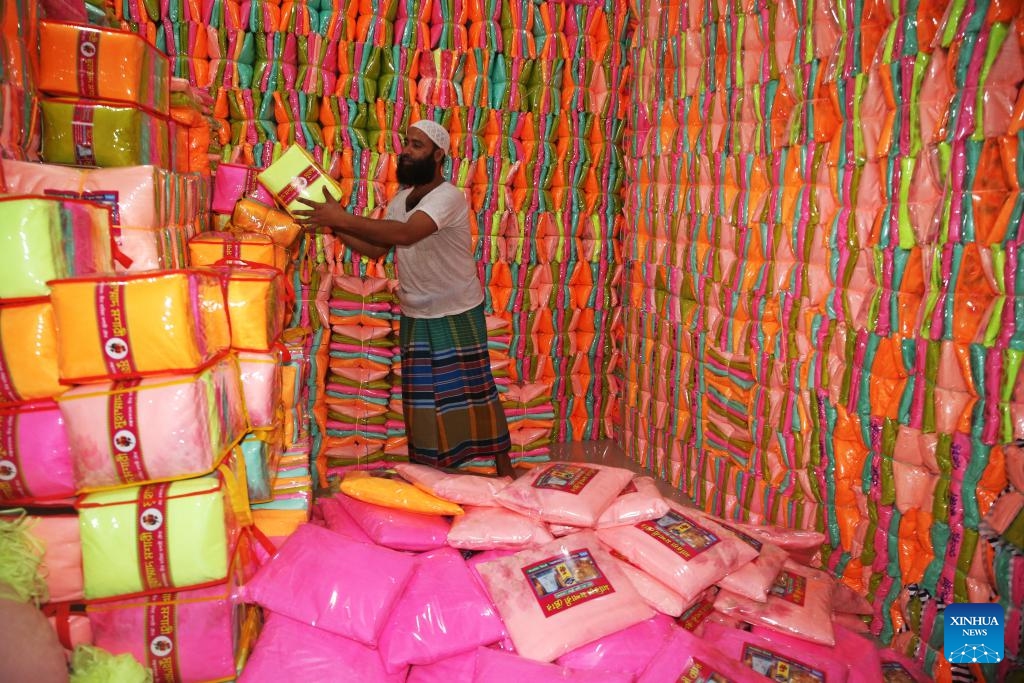 A vendor arranges mosquito nets at a market in Dhaka, Bangladesh, Sept. 18, 2024. The June-September monsoon period is the peak season for dengue fever in Bangladesh, a high-risk country prone to the mosquito-borne disease. Amidst the outbreak of dengue fever, the demand for mosquito nets has surged dramatically. (Photo: Xinhua)