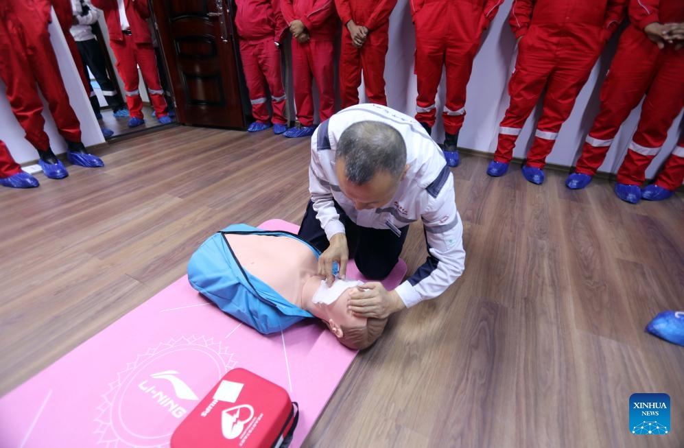 A medical staff member conducts first aid training at the Regional Health Service Center of Maysan Oilfield, Maysan, Iraq, Sept. 12, 2024. Invested and built by China Oilfield Services Limited Iraq Branch, the Regional Health Service Center of Maysan Oilfield in Iraq was officially put into operation in 2023. In order to ensure the safety of Iraqi and Chinese workers, the center has carried out emergency rescue training for about 800 people so far. (Photo: Xinhua)