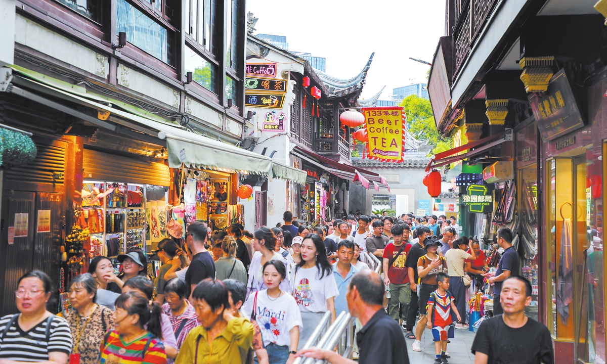 Tourists at Yuyuan in Shanghai on September 15, 2024, the first day of the three-day Mid-Autumn Festival holidays Photo: VCG